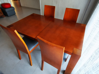 Stół drewniany, 4 krzesła, skóra.